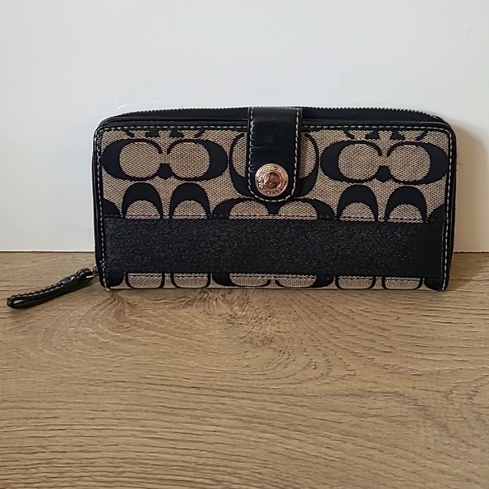 COACH  Beautiful Coach Signature Zippy compact wallet Signature